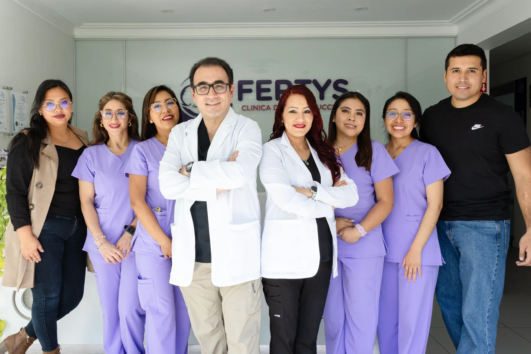Dr. Johan Figueiredo junto al equipo de FERTYS