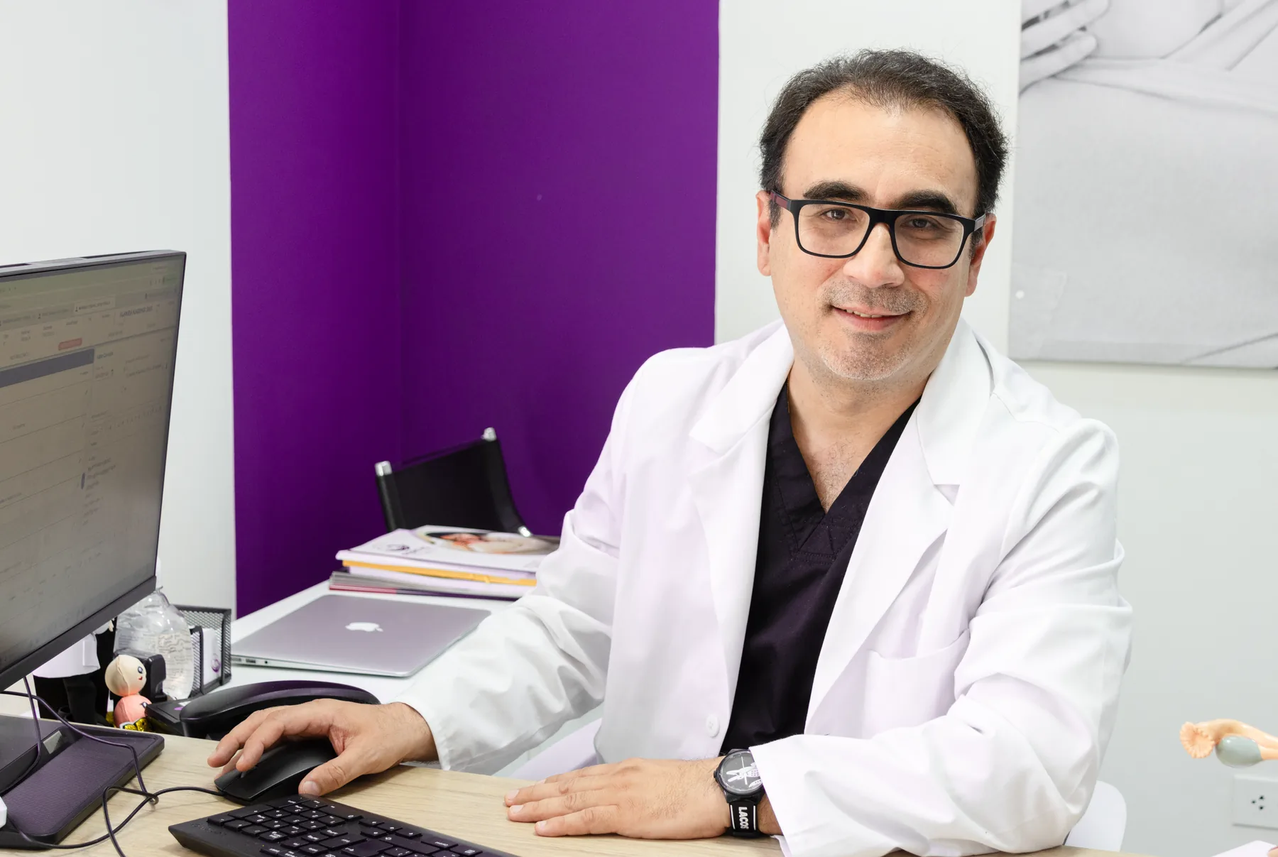 Dr. Johan Figueiredo en su consultorio