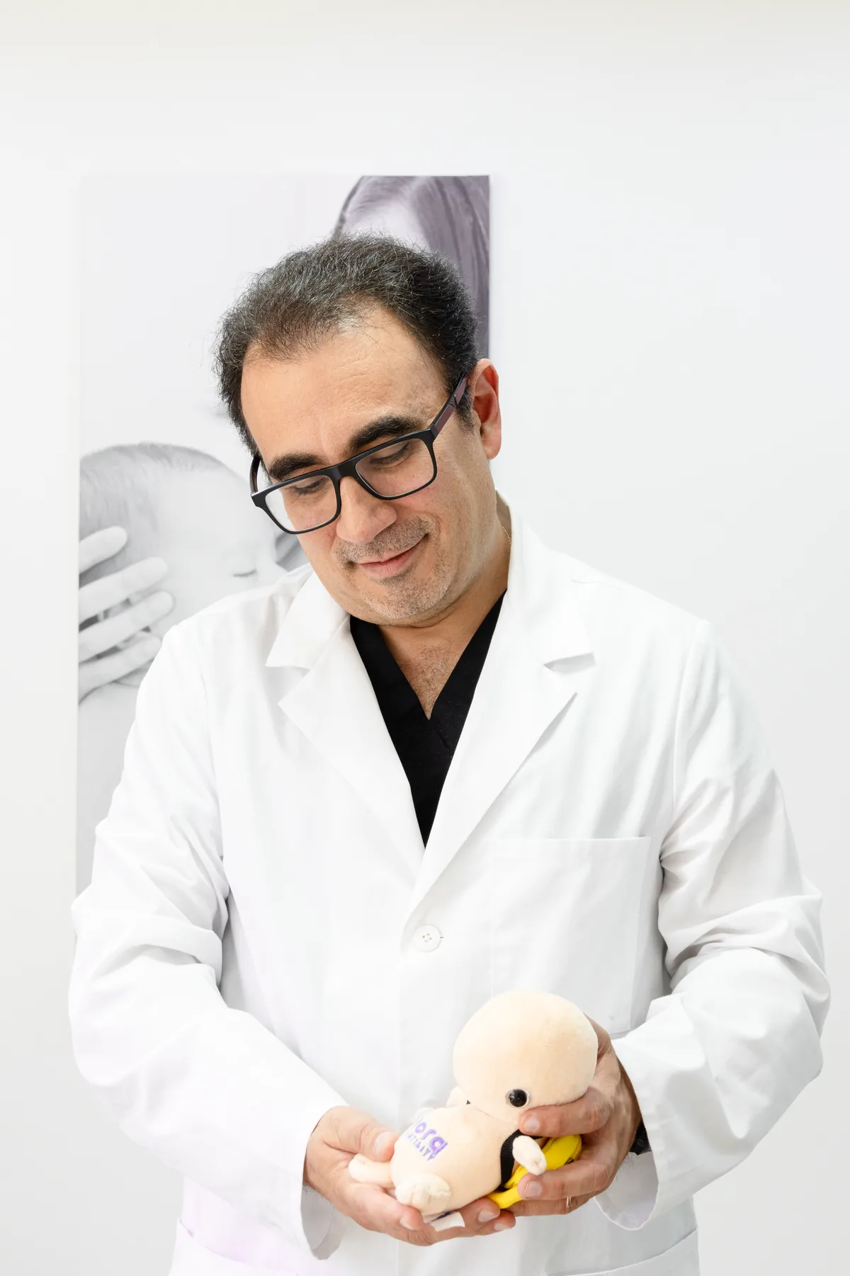 Dr. Johan Figueiredo durante una orientación en salud reproductiva